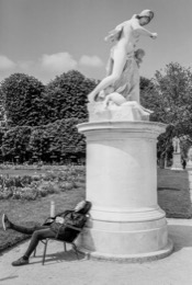 France;Gardens;Jardin-des-Tuilleries;Paris;Paul-Gasq;Relaxing;Sculptures;Sunbath;Tuilleries;Woman;Women